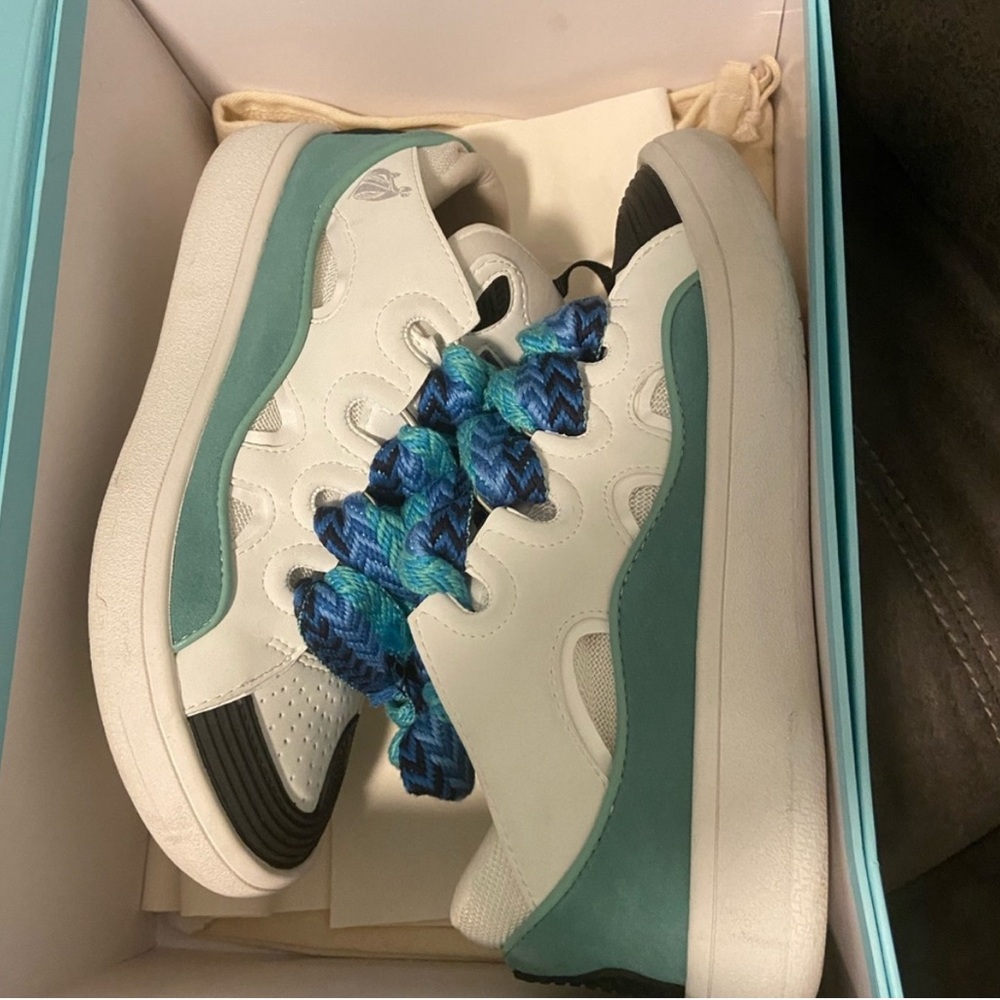 This shoe is in great condition, worn twice. No crease. Blue and cream.